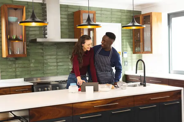 Mutfakta Birlikte Yemek Pişiren Tablet Kullanan Uzayı Kopyalayan Mutlu Çift — Stok fotoğraf