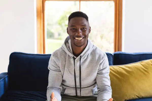Счастливый Африканский Американец Сидящий Диване Видеосвязь Дома Стиль Жизни Общение — стоковое фото