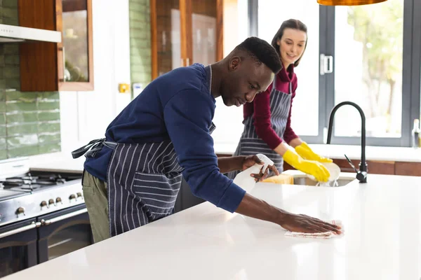 Glückliche Paare Putzen Arbeitsplatte Und Tun Geschirr Der Küche Hause — Stockfoto