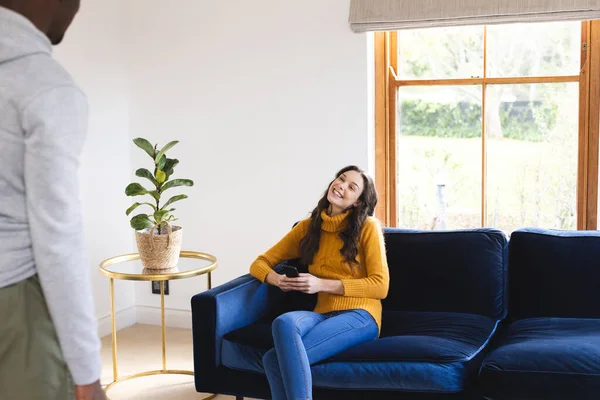 自宅でスマートフォンを使用してソファーに座っている幸せな白人女性 ライフスタイル コミュニケーション 家庭生活 変わらない — ストック写真