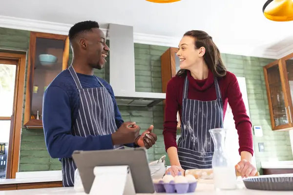 Happy Diverse Couple Baking Together Kitchen Using Tablet Home Lifestyle — Stock Photo, Image