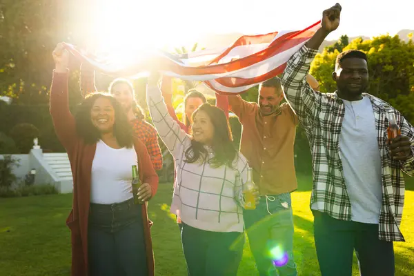 Felices Amigos Masculinos Femeninos Diversos Que Sostienen Bandera Americana Jardín —  Fotos de Stock