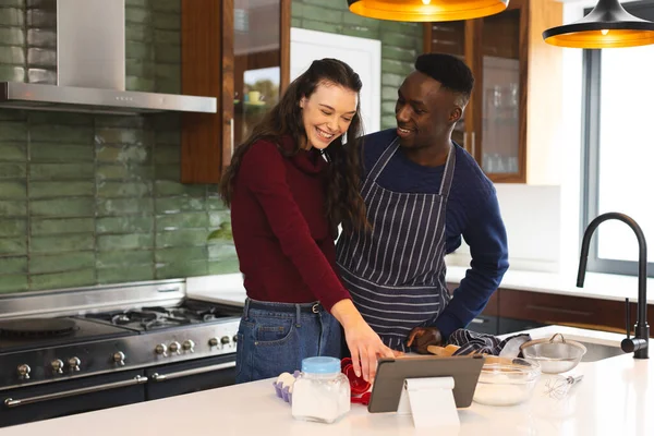 Casal Diverso Feliz Assar Juntos Cozinha Usando Tablet Casa Estilo — Fotografia de Stock