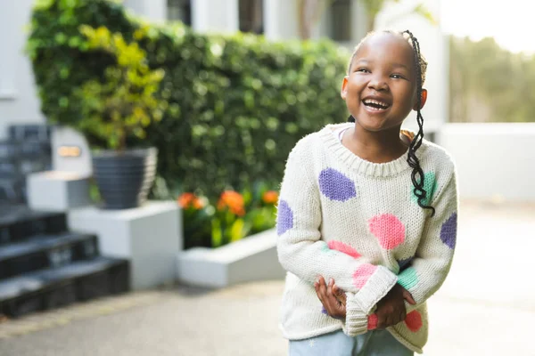 Szczęśliwa Afroamerykanka Warkoczami Stojąca Przed Domem Przestrzeń Kopiowania Dzieciństwo Lato — Zdjęcie stockowe