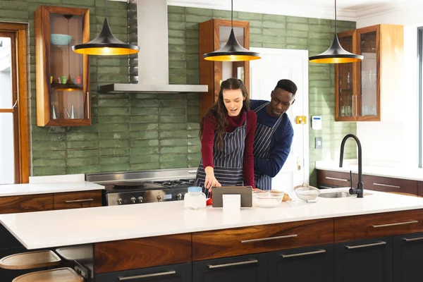 快乐多样的夫妻一起在厨房烘焙 在家里用平板电脑 复制空间 生活方式 交流和家庭生活 — 图库照片