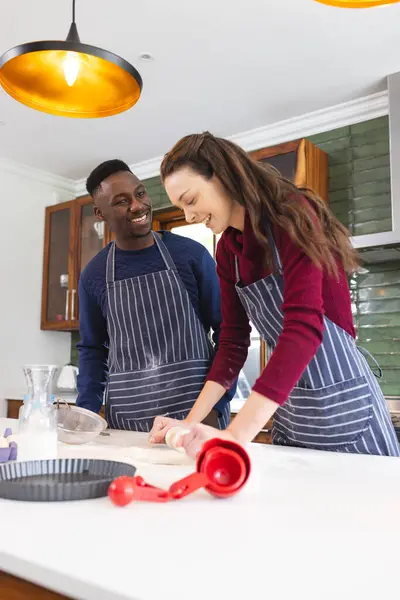 Casal Diverso Feliz Assar Juntos Cozinha Casa Estilo Vida União — Fotografia de Stock