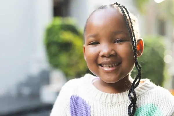 Portret Szczęśliwej Afrykańskiej Dziewczyny Warkoczami Stojącej Przed Domem Dzieciństwo Lato — Zdjęcie stockowe