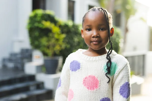 Portret Szczęśliwej Afrykańskiej Dziewczyny Warkoczami Stojącej Przed Domem Przestrzeń Ksero — Zdjęcie stockowe