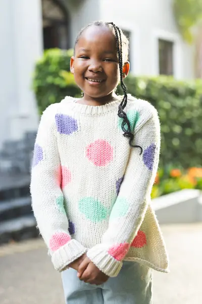 Porträt Eines Glücklichen Afrikanisch Amerikanischen Mädchens Mit Zöpfen Das Vor — Stockfoto