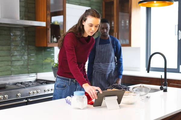 Mutfakta Birlikte Yemek Pişiren Tablet Kullanan Mutlu Çift Yaşam Tarzı — Stok fotoğraf