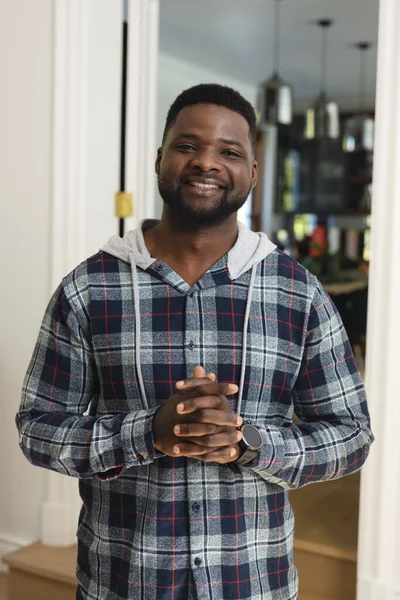 Glücklicher Afrikanisch Amerikanischer Mann Mit Bart Sonnigen Haus Stehend Und — Stockfoto