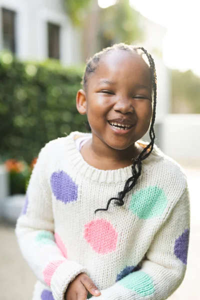 Portret Szczęśliwej Afrykańskiej Dziewczyny Warkoczami Stojącej Przed Domem Dzieciństwo Lato — Zdjęcie stockowe