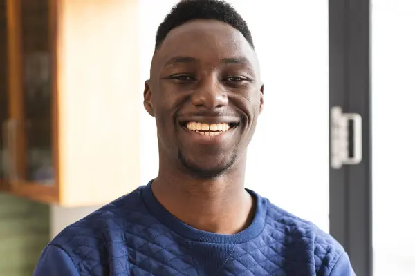 Portret Szczęśliwego Afrykańskiego Amerykanina Niebieskim Swetrze Uśmiechniętego Kuchni Styl Życia — Zdjęcie stockowe