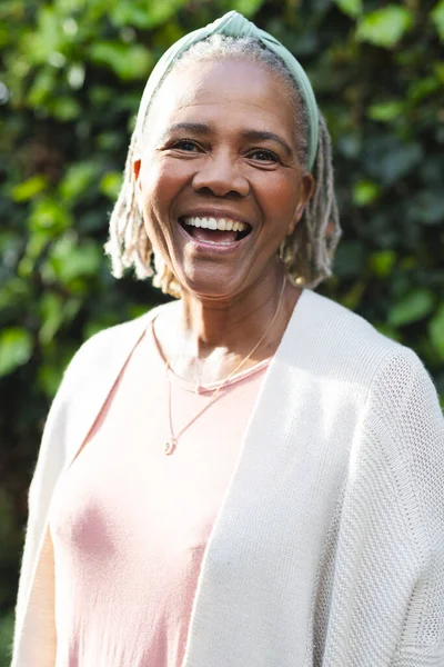 Портрет Щасливої Старшої Афроамериканки Стоїть Саду Старший Спосіб Життя Літо — стокове фото