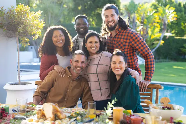 Glücklich Posierten Diverse Freundinnen Und Freunde Beim Erntedankfest Essen Sonnigen — Stockfoto