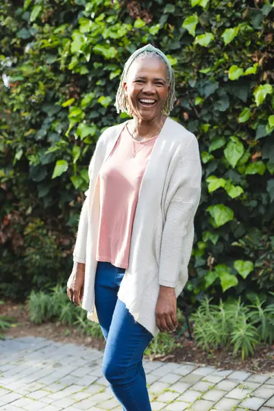 Portret Szczęśliwej Starszej Afroamerykanki Stojącej Ogrodzie Styl Życia Seniora Lato — Zdjęcie stockowe