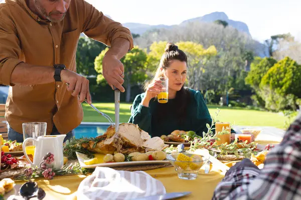 Gelukkige Gevarieerde Mannelijke Vrouwelijke Vrienden Eten Thanksgiving Viering Maaltijd Zonnige — Stockfoto
