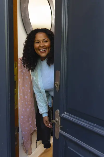Glad Afrikansk Kvinna Som Öppnar Dörren Och Ler Solig Dag — Stockfoto