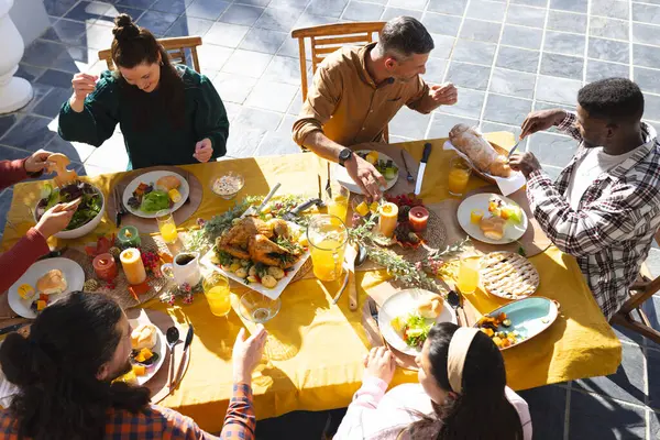 Glada Olika Manliga Och Kvinnliga Vänner Äter Thanksgiving Fest Måltid — Stockfoto