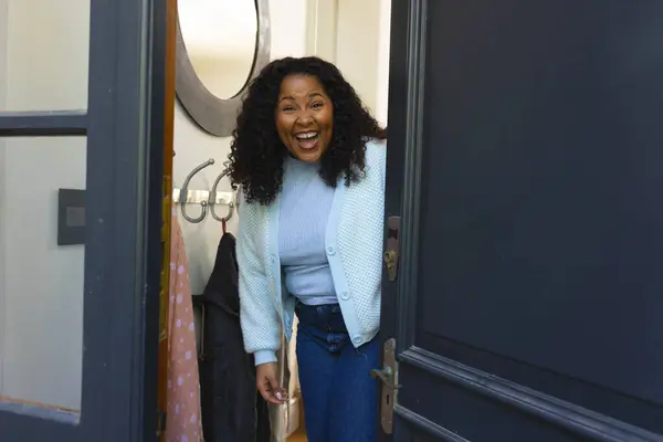 Szczęśliwa Afroamerykanka Otwierająca Drzwi Śmiejąca Się Słonecznym Domu Styl Życia — Zdjęcie stockowe