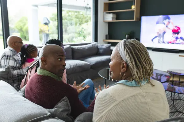 Heyecanlı Afrikalı Amerikalı Ebeveynler Oğlu Kızı Büyükannesi Televizyonda Rugby Seyrediyor — Stok fotoğraf