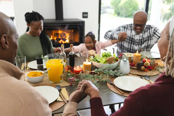 Mutlu Afro Amerikan Çoklu Kuşak Aile Şükran Günü Yemeğinde Ele — Stok fotoğraf
