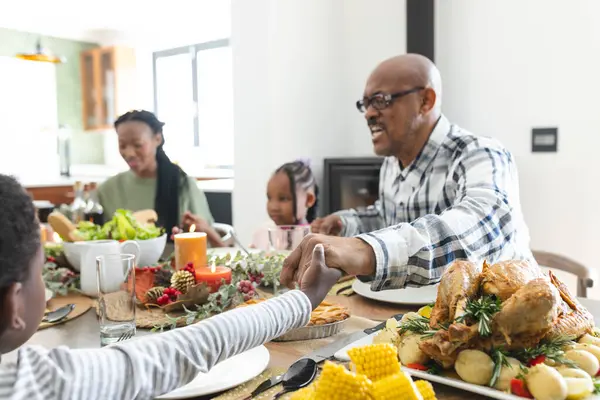 Mutlu Afro Amerikan Çoklu Kuşak Aile Şükran Günü Yemeğinde Ele — Stok fotoğraf