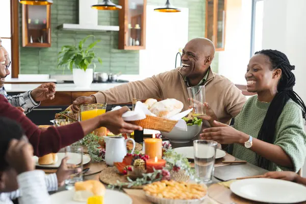 Afrika Kökenli Amerikalı Aileler Çocuklar Büyük Ebeveynler Şükran Günü Yemeğinde — Stok fotoğraf