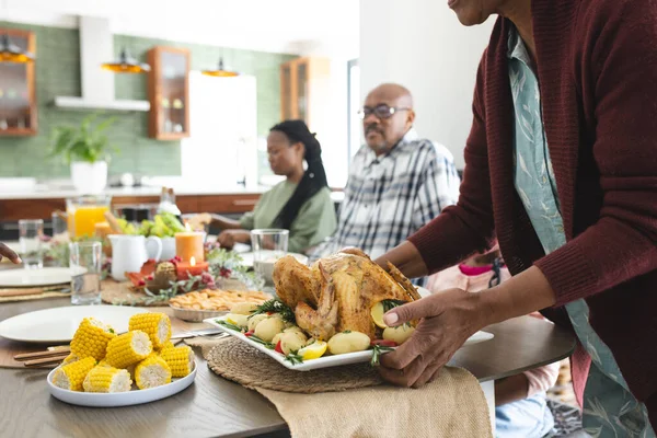Şükran Günü Yemeğinde Yemek Servisi Yapan Mutlu Afrika Kökenli Amerikan — Stok fotoğraf
