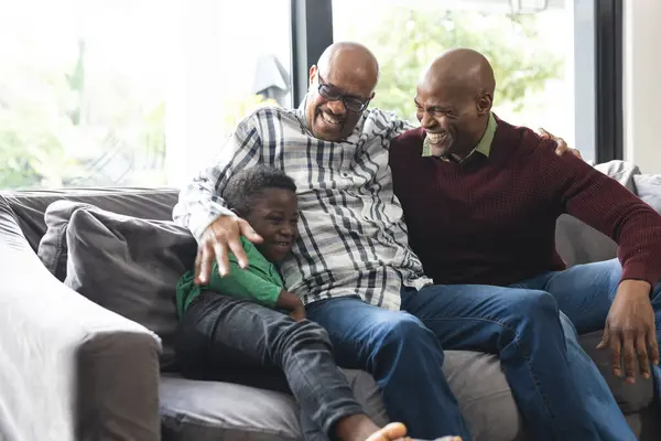 Mutlu Afro Amerikan Baba Oğul Büyükbaba Kanepede Oturup Gülüyor Sarılıyorlar — Stok fotoğraf