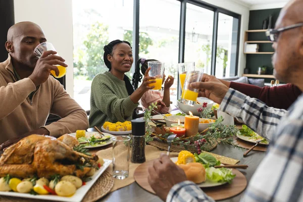 Mutlu Afro Amerikan Çoklu Kuşak Ailesi Şükran Günü Yemeğinde Kadeh — Stok fotoğraf