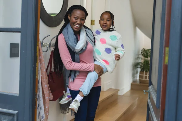 Mutlu Afro Amerikan Annesi Kızı Kapıda Dikilip Gülümsüyor Aile Hayatı — Stok fotoğraf