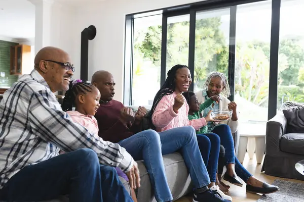Heyecanlı Afro Amerikan Ebeveynler Oğul Kız Büyükbabalar Televizyonda Spor Izliyorlar — Stok fotoğraf
