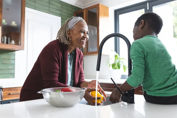 Glad Afrikansk Amerikansk Bestemor Barnebarn Vaske Grønnsaker Kjøkkenet Mat Matlaging – stockfoto