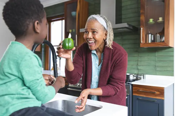 Afro Amerikan Büyükanneniz Torununuz Mutfakta Sebze Yıkıyor Yemek Yemek Aile — Stok fotoğraf