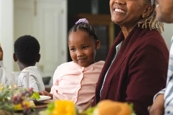 Neta Afro Americana Sentada Colo Avó Jantar Acção Graças Ação — Fotografia de Stock