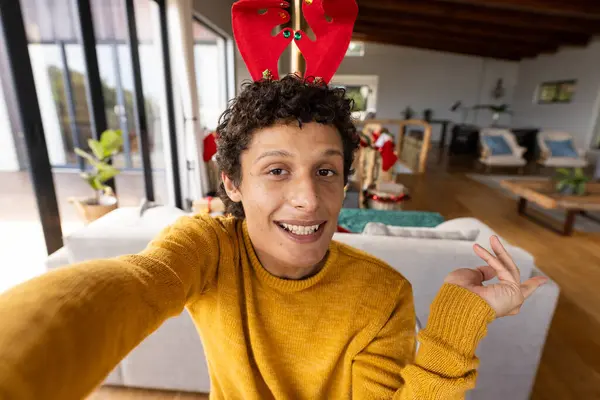 トナカイのアントラーを着て 自宅でクリスマスにビデオ通話をするハッピーな人 クリスマス テクノロジー 家庭生活 ライフスタイル — ストック写真