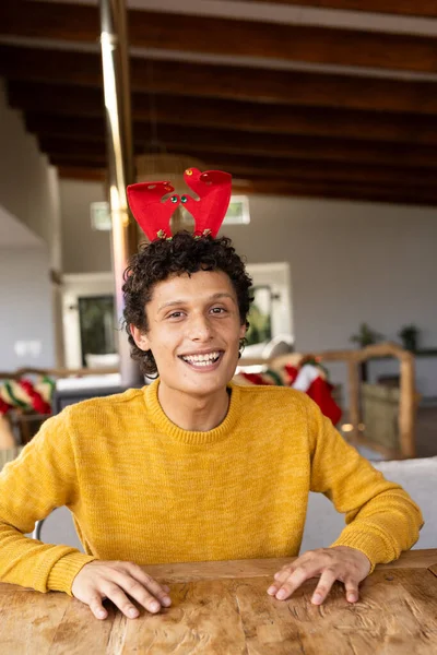 Portret Szczęśliwego Dwurasowego Mężczyzny Noszącego Rogi Renifera Oglądającego Filmy Święta — Zdjęcie stockowe