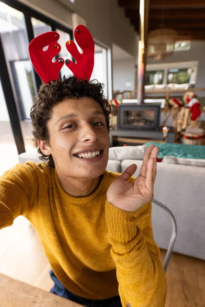 一个快乐的人穿着驯鹿鹿角 在家里放着圣诞录像的画像 圣诞节 家庭生活和生活方式不变 — 图库照片