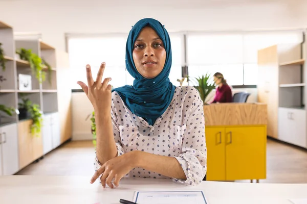 Porträt Einer Glücklichen Beidrassigen Geschäftsfrau Mit Hidschab Die Einen Videoanruf — Stockfoto