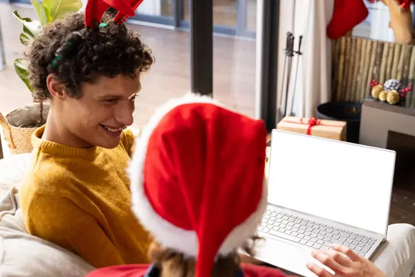 Zróżnicowany Gej Mężczyzna Para Noszenie Boże Narodzenie Kapelusze Mając Laptop — Zdjęcie stockowe