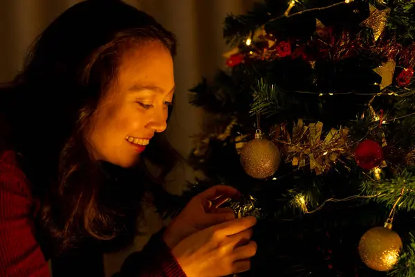 Mutlu Asyalı Kadın Evde Noel Ağacı Süslüyor Gülümsüyor Noel Kutlama — Stok fotoğraf