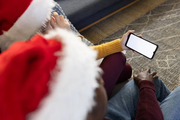 Pareja Diversa Sombreros Navidad Que Tienen Videollamada Teléfonos Inteligentes Pantalla —  Fotos de Stock