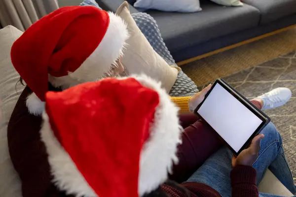 Couple Diversifié Dans Chapeaux Noël Ayant Tablette Appel Vidéo Copier — Photo