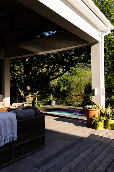 Gartenmöbel Auf Der Terrasse Und Yogamatte Auf Dem Deck Sonnigen — Stockfoto