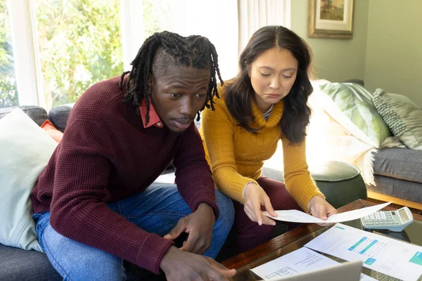 Serious Diverse Couple Couch Using Laptop Discussing Bills Domestic Finances — Stock Photo, Image