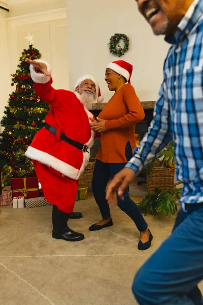 Feliz Hombre Birracial Ropa Santa Hablando Con Una Amiga Sombrero —  Fotos de Stock