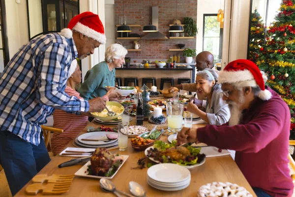 Χαρούμενη Ποικιλόμορφη Ομάδα Ηλικιωμένων Φίλων Γιορτάζει Στο Χριστουγεννιάτικο Δείπνο Στην — Φωτογραφία Αρχείου