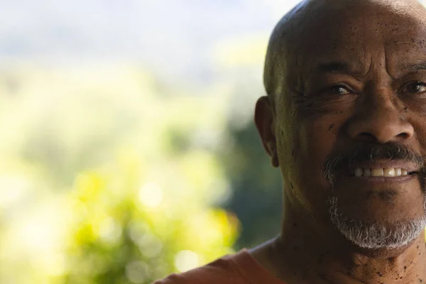 Poloviční Tvář Šťastného Afroamerického Staršího Muže Usmívajícího Slunné Zahradě Kopírující — Stock fotografie