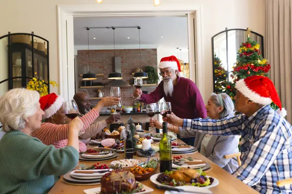 Feliz Brindis Biracial Hombre Mayor Con Amigos Cena Navidad Comedor — Foto de Stock